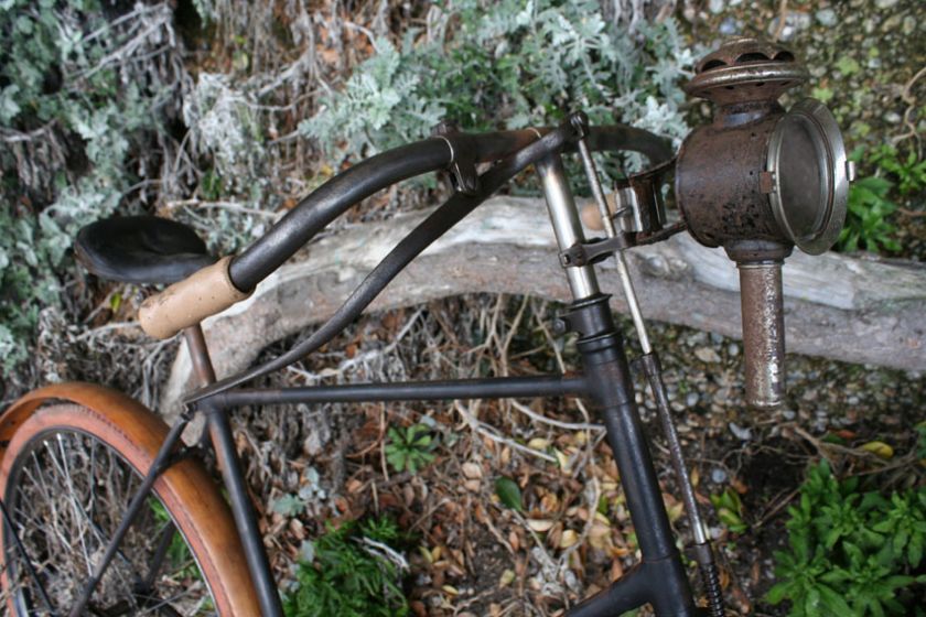   Clement & Cie logo is stamped into the top of the handlebars (below