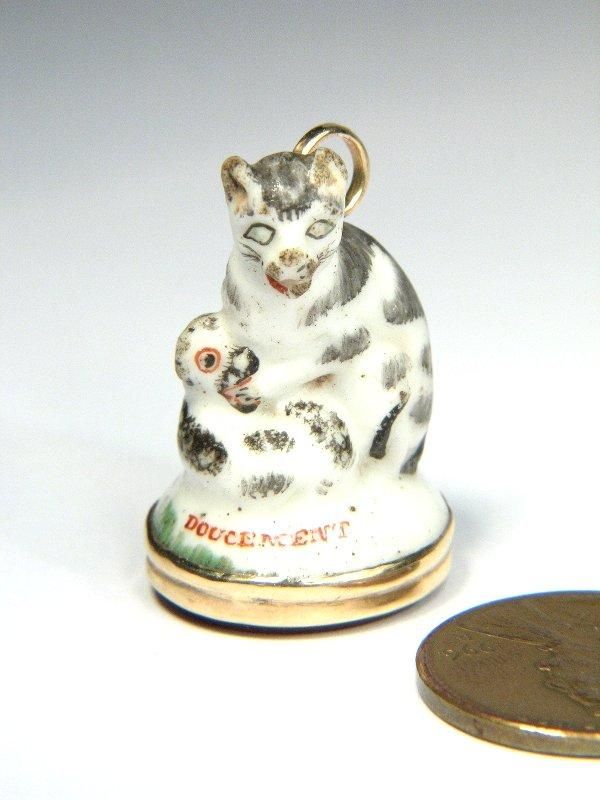 RARE ANTIQUE CHELSEA / DERBY PORCELAIN GOLD CAT TOY AGATE SEAL FOB 