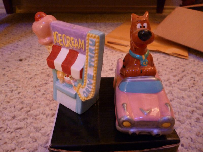 Scooby doo salt and pepper shakers MIB  