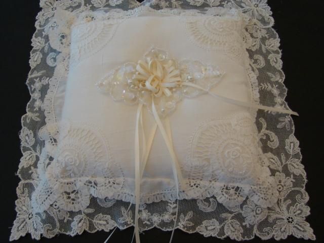 VINTAGE HANDKERCHIEF WEDDING RING BEARER PILLOW PRINCESS LACE NET LACE 