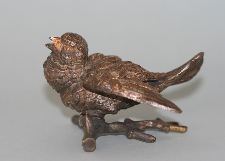 LOVELY VIENNA BRONZE FIGURINE / SCULPTURE SPARROW BIRD, c. 1910