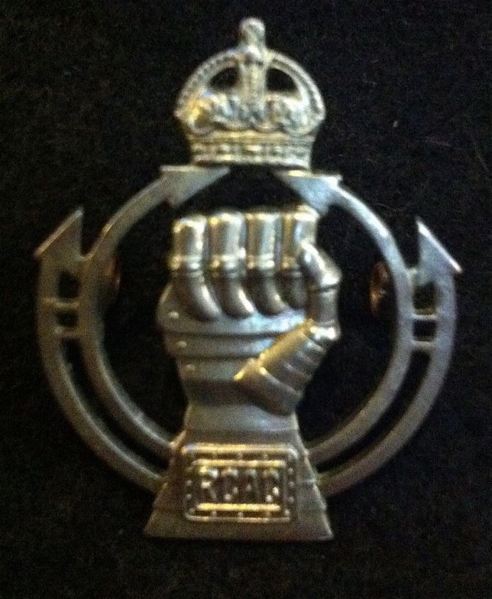 WWII ROYAL CANADIAN ARMOURED CORPS HAT BADGE L@@K  