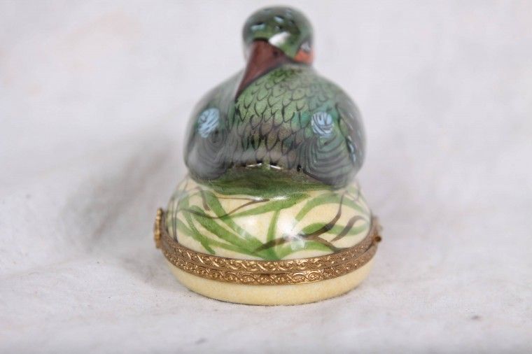 L174 VINTAGE LIMOGES PEINT MAIN HAND PAINTED DUCK BOX TRINKET  